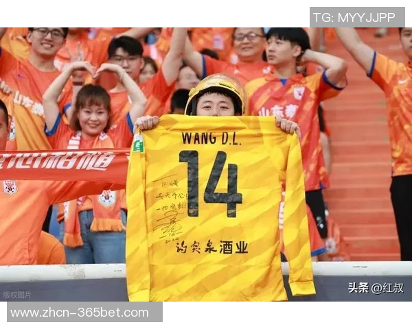 泰山队第72分钟进攻失误谢文能传中直接飞出底线引发球迷失望 泰山队第72分钟进攻失误谢文能传中直接飞出底线引发球迷失望