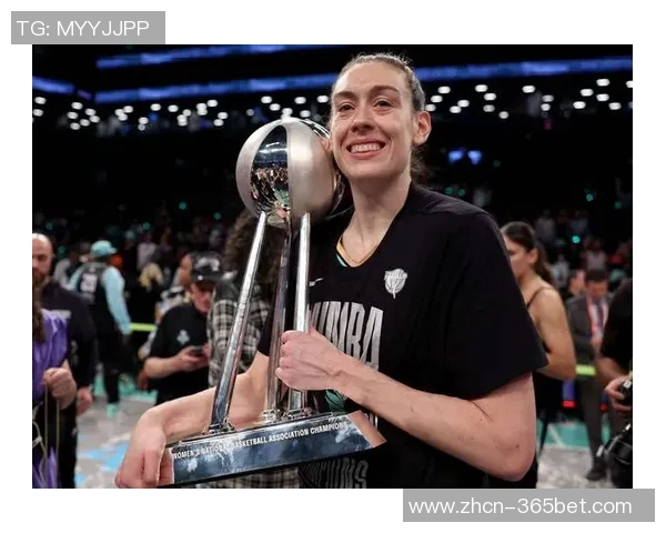 WNBA球星里斯携维密内衣展现完美身材引发时尚热潮 WNBA球星里斯携维密内衣展现完美身材引发时尚热潮