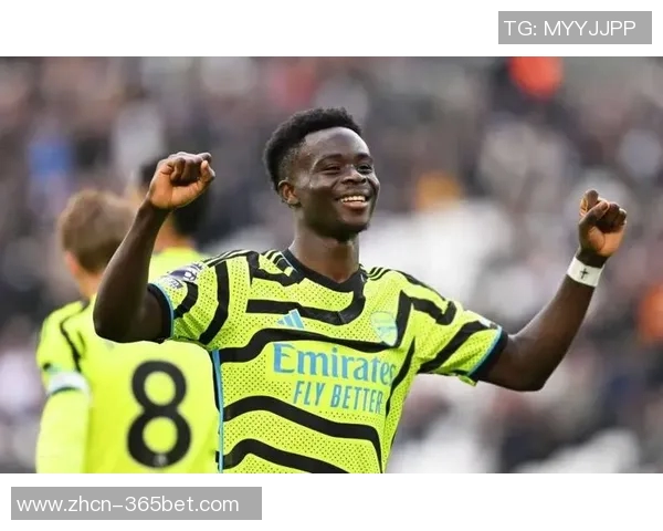 第65分钟萨卡被替换下场马丁内利替补登场展现新活力 第65分钟萨卡被替换下场马丁内利替补登场展现新活力